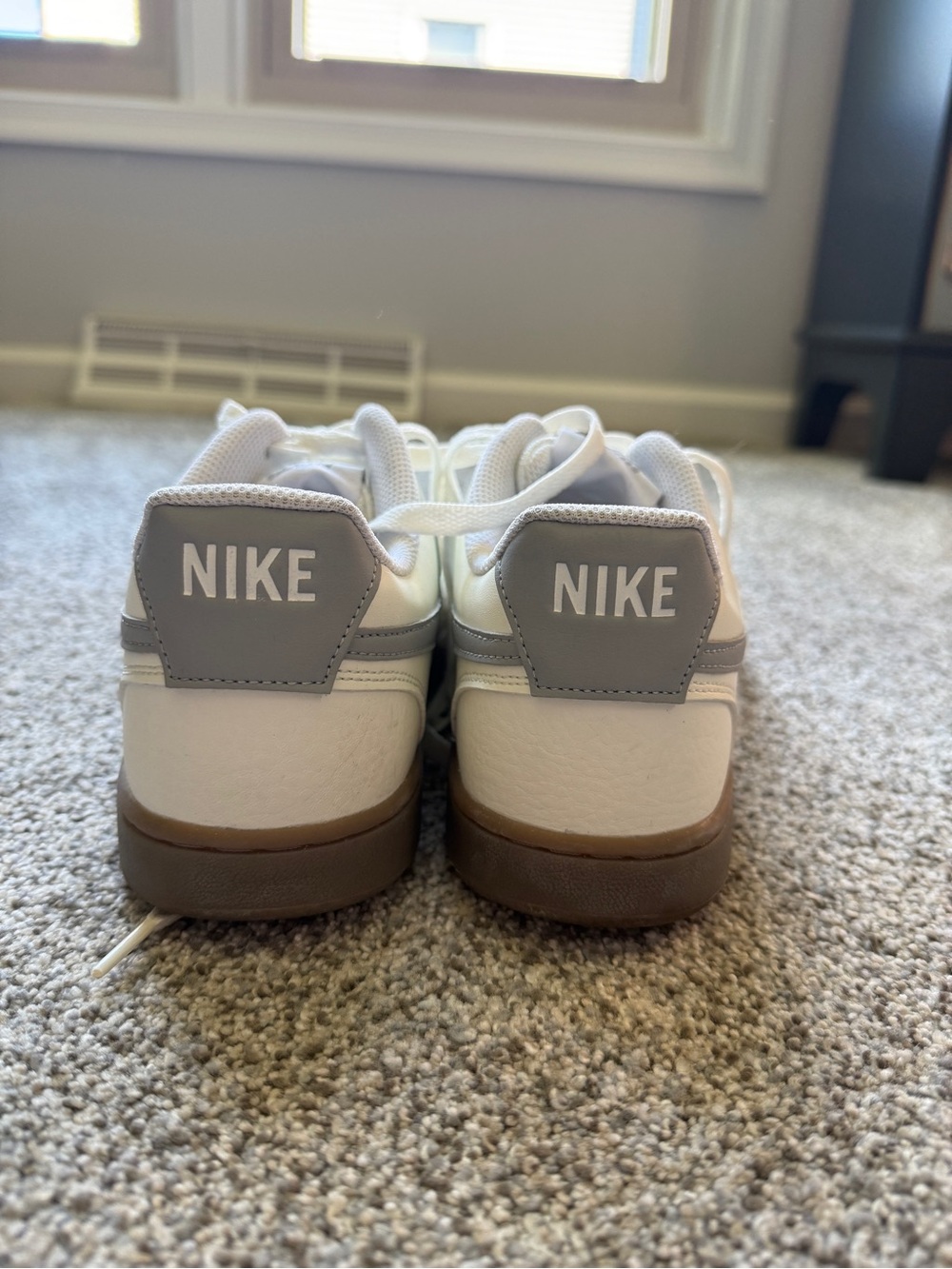Nike Women’s Low-Top Sneakers in White, Gray Size 10 - Picture 6 of 12